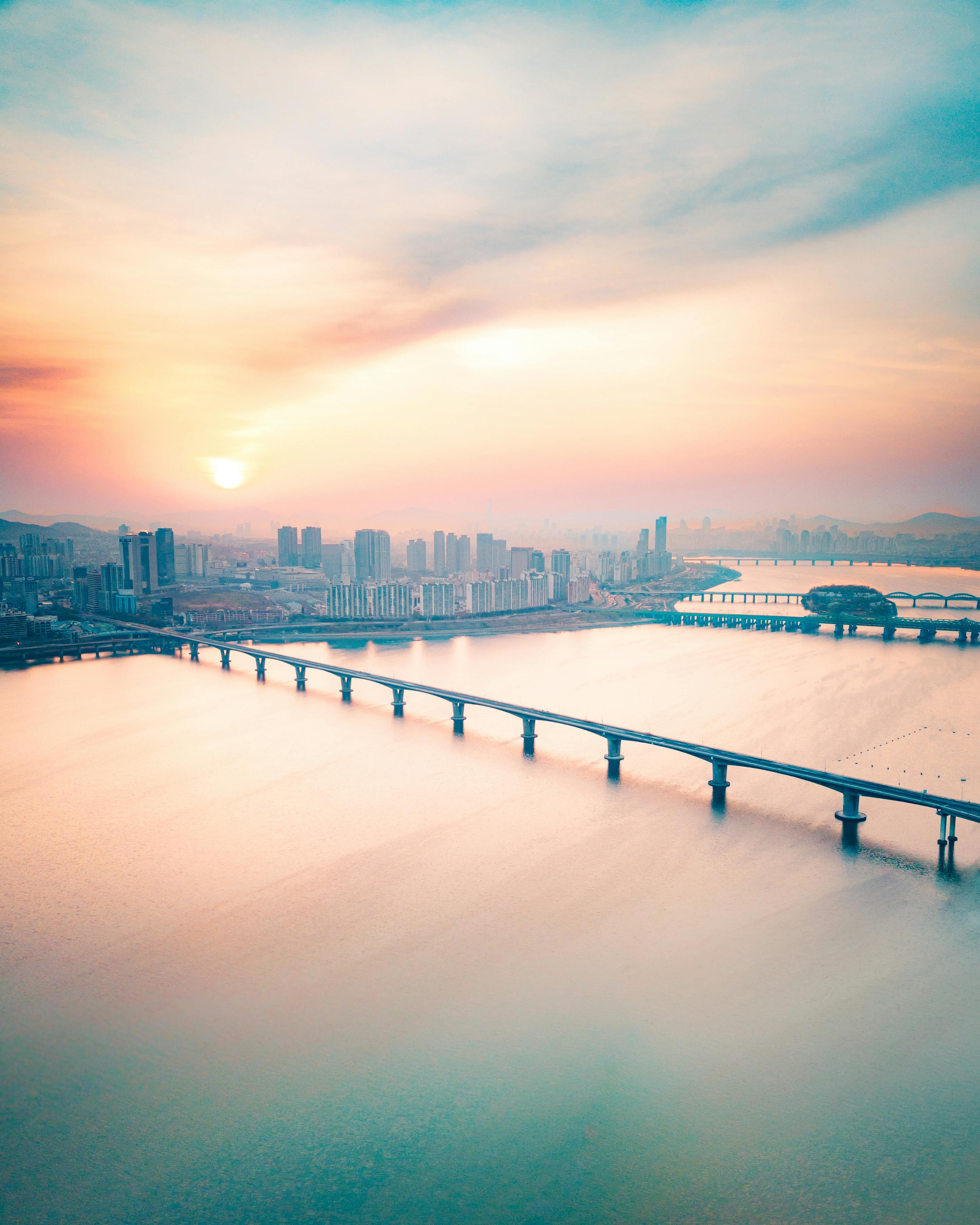 Vue de Séoul et du fleuve Han avec un pont symbolisant les échanges entre la France et la Corée