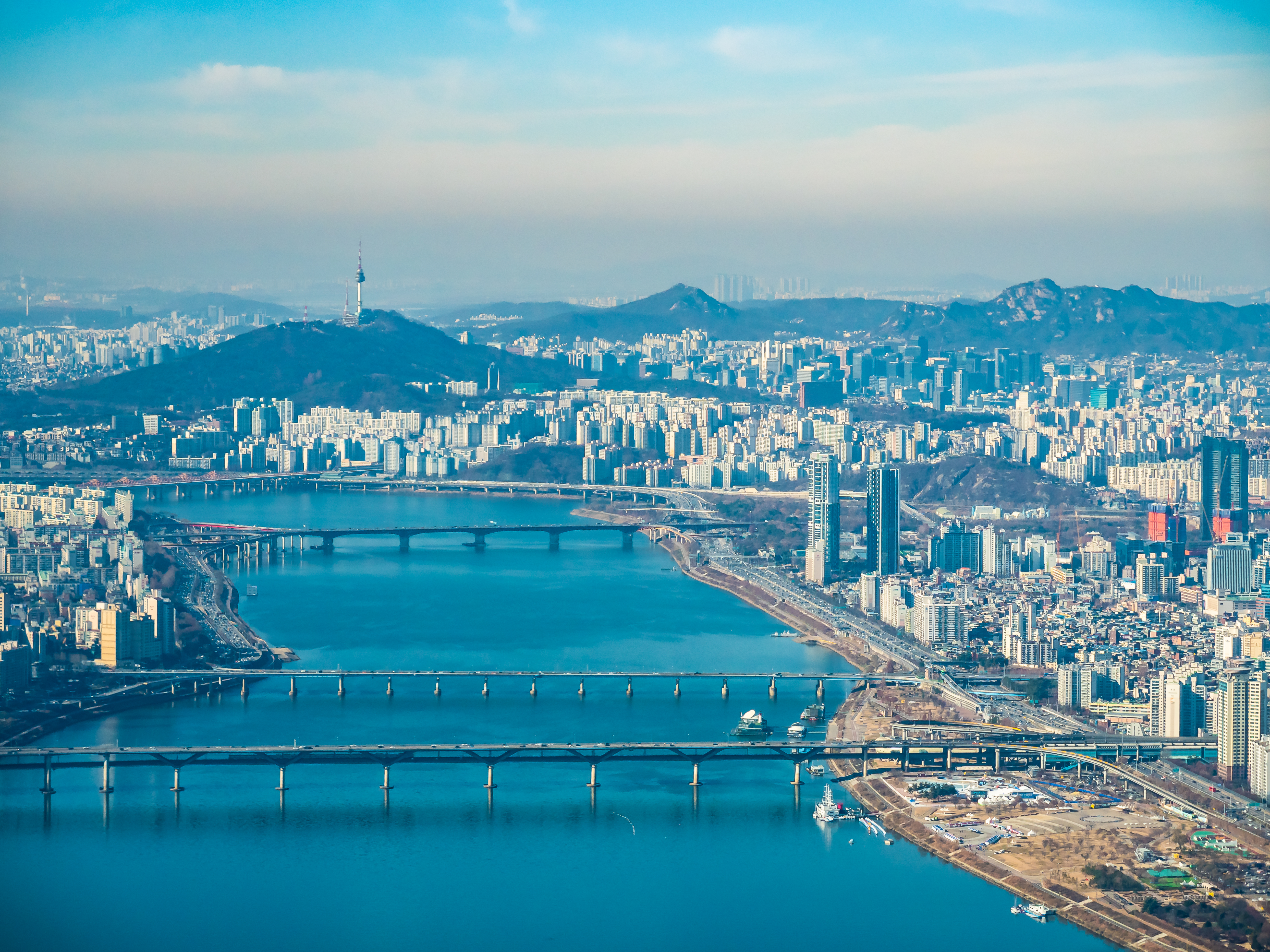 Vue aérienne de Séoul avec le fleuve Han illustrant la puissance et l’expansion mondiale de la Hallyu