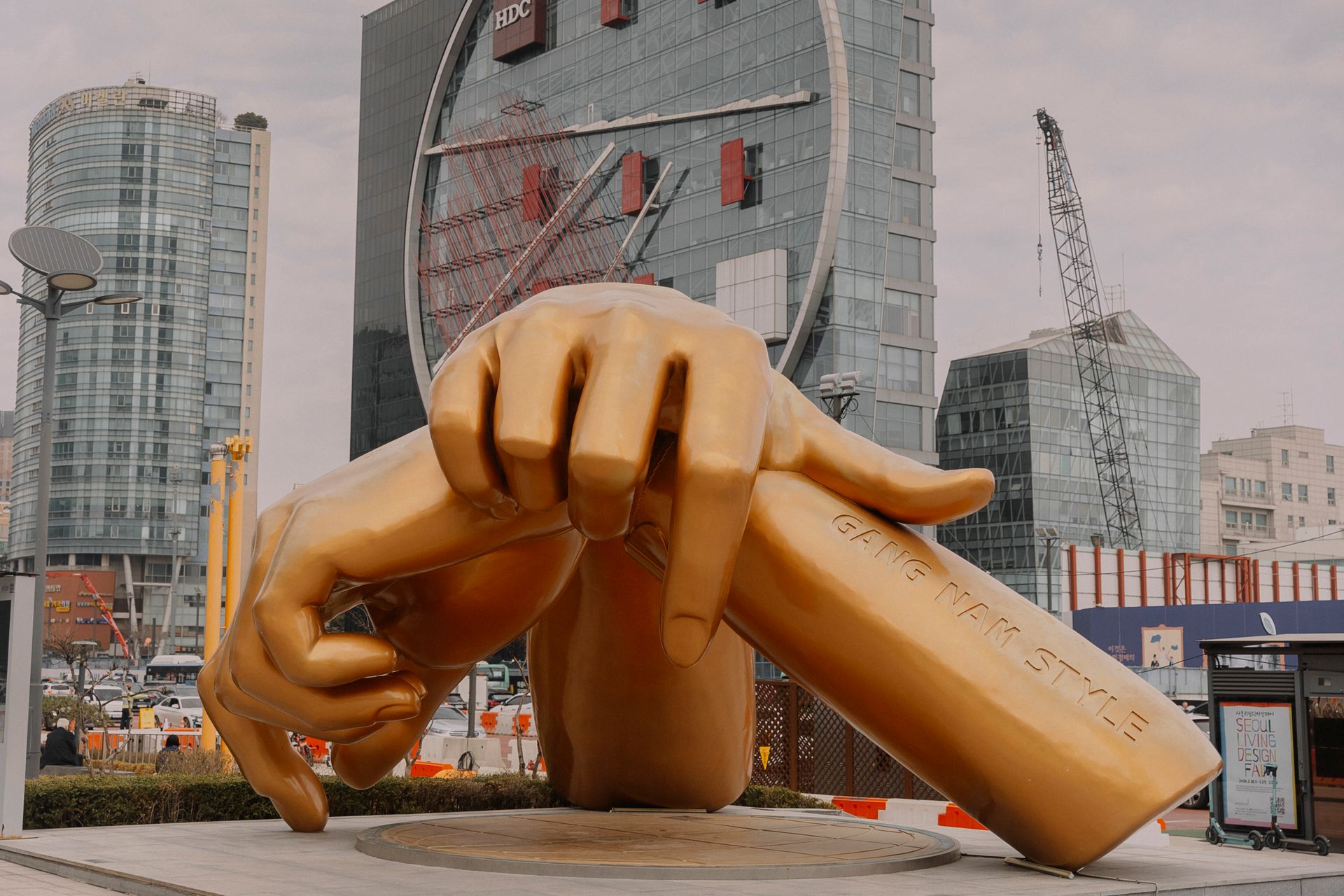 Sculpture dorée « Gangnam Style » à Séoul, représentant les mains croisées de la célèbre chorégraphie de Psy.